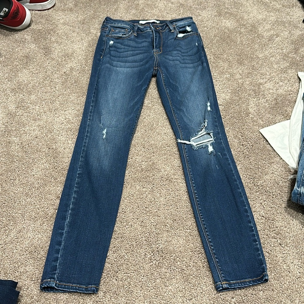 Hidden skinny jeans with rips